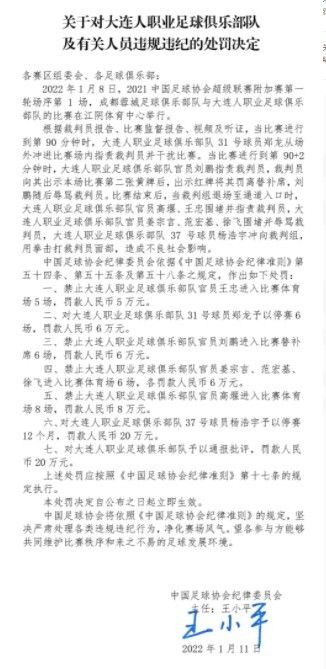 17世纪，中国尚处在清代统治期间。阴阳混浊，世道艰险。受阴气滋养，很多尸身垂垂化作壮大险恶的僵尸，风险人世。这时候期，茅山羽士下山革除妖秽，解救众人。某墓内将军尸身化作鬼王，威力非常。一群羽士与之年夜战，战役中产生爆炸，无数人遇难，鬼王和带队的茅山师傅不知踪迹，只有四个门徒逃诞生天。四名门生追踪僵尸踪影来至年夜方伯村，村中有一以腌制腊肉为生的姜姓富户。姜老爷（于荣光 饰）为儿子讨过几房妻子，却皆死于横死。适逢新一房媳妇过门，四名茅山门生无意中发现姜家一个奇异的风尚……